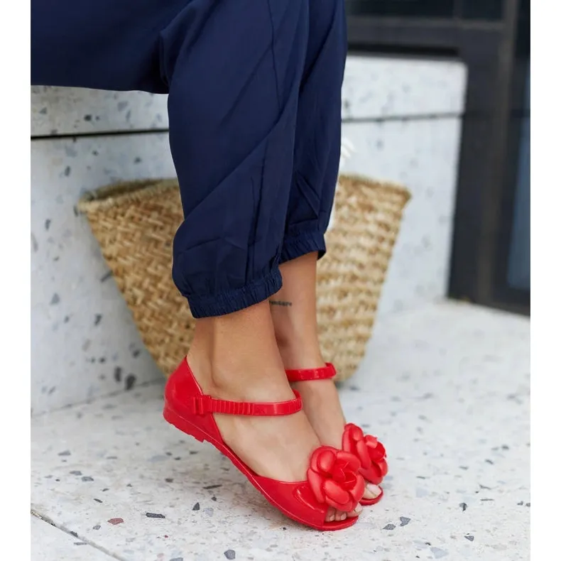 Ballerines rouges avec une fleur