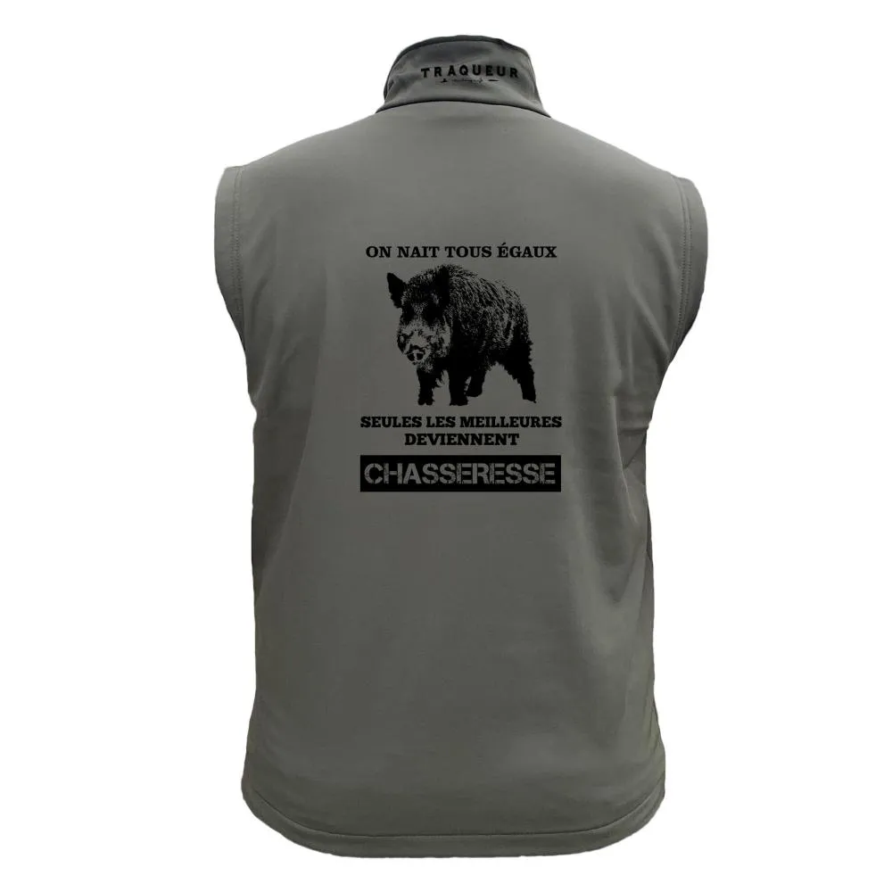 Gilet softshell Sanglier – On naît tous égaux seules les meilleures deviennent chasseresses
